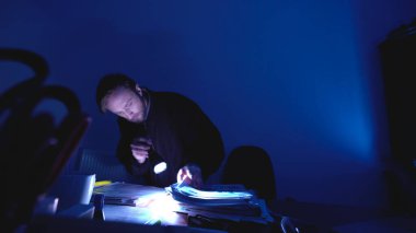 Adam gizlice gizli belgeler için karanlık bir ofisi arıyor. Casusluk yapıyor.