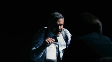 Suçu itiraf etmeye zorlayan öfkeli polis dedektifi, şüpheliye bağırıyor.