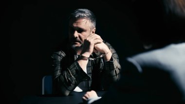 Bayan avukat tutuklu bir müşteriyle özel olarak konuşuyor, tavsiye veriyor, hukuki yardım alıyor.