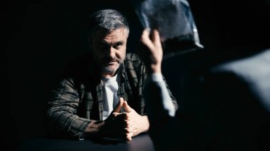 Polis dedektifi gözaltına alınan bir adamı delil ve soruşturma süreci hakkında sorguluyor