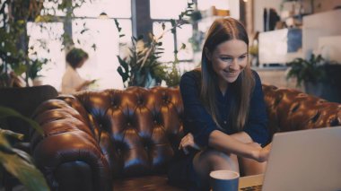 Kahve dükkanında video görüşmesi yapan kadın, uzaktan iletişim ve dijital bağlantı