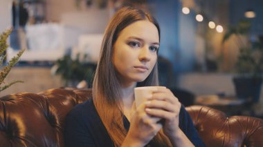Kafeteryada tek başına kahve içen üzgün kadın, şehir yaşam tarzı, duygusal an