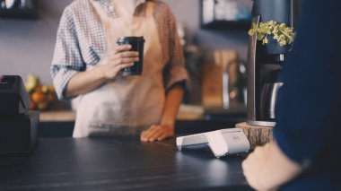 Kafede kahve servisi yapan baristanın yakın çekimi, küçük işletme sahibi.