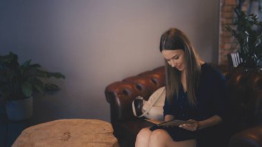 Kahve dükkanında menü okuyan, tatlı ve içecek seçen gülümseyen kadın.