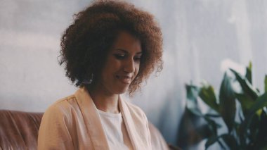 Memnuniyet duyulan Afrikalı Amerikalı serbest yazar dizüstü bilgisayarda yazıyor, uzaktan çalışma tarzı.