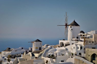 Yunanistan 'ın Santorini adalarındaki Oia şehrindeki yel değirmenleri. Dünyanın en ünlü ve en romantik turistik yerlerinden biri..