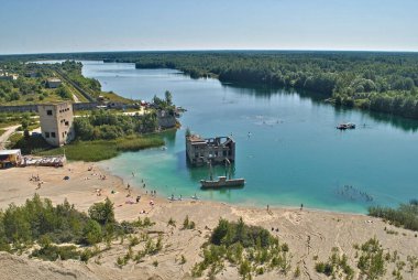 Rummu, terkedilmiş ve sular altında kalmış Sovyet hapishanesi ve benimki Estonya 'da, Tallin yakınlarında. Günümüzde yüzme gölü, açık hava sporları ve aktiviteler için kullanılıyor. İlginç bir geçmişi olan inanılmaz gizemli bir yer.