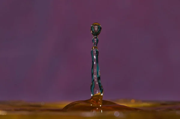 Абстрактная Фотография Воздействия Капель Воды Изолированная Красочном Фиолетовом Фоне Веселье — стоковое фото