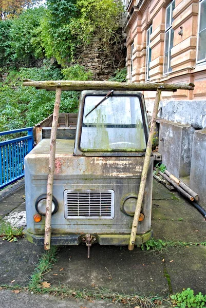 Veículo Utilitário Abandonado Enferrujado Vintage Imóvel Coberto Por Musgo — Fotografia de Stock