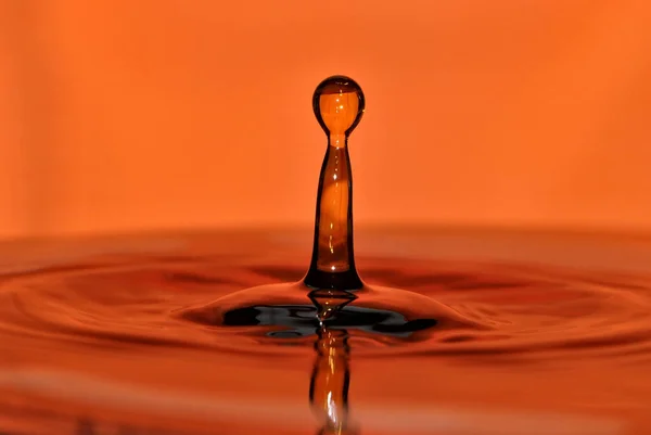 물방울 표면은 사랑스러운 만듭니다 오렌지 표면에 스플래시 — 스톡 사진