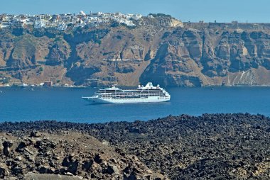 Deniz ve şehir Oia 'da dev kruvazör gemisi. Nea Kameni adasından görüntü. Yunanistan 'ın Santorini adalarında tatil.