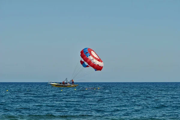 Mens Bereidt Een Parachute Voor Parasailing Aan Boord Van Boot — Stockfoto