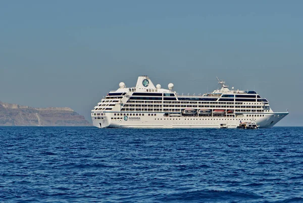海上の巨大クルーザー船 青い背景 テキストのためのスペースに隔離されます ギリシャ サントリーニ島での休暇 — ストック写真
