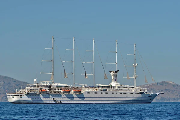 海上の巨大クルーザー船 青い背景 テキストのためのスペースに隔離されます ギリシャ サントリーニ島での休暇 — ストック写真