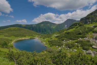 Vysoke Tatry dağlarındaki dört Rohacske plesa dağından birine bakın. Göller denizin 1719 metre yukarısındadır. Denizden 2000 metre yukarıda dağlarla çevrilidir. Slovak doğası.