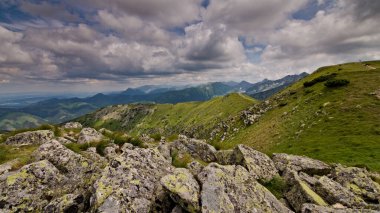 Zuberec kasabası yakınlarındaki Brestov dağının çevresindeki yüksek dağlara bakın. Rohace, Tatra yüksek dağları, Slovakya.