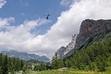Helikopter Seven Lake Valley üzerinde uçuyor. Yüksek dağlarla çevrili Mala Ticarica ve Velika Ticarica. Triglav Ulusal Parkı 'ndaki muhteşem manzara Triglav dağ zirvesine birkaç saat uzaklıkta. Slovenya.