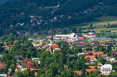 Roznov kapsülü Radhostem yakınlarındaki Zubri şehrinde ikamet yeri ve kilise. Hentbol ve lastik işleme fabrikası Citiy Zub. Çek Cumhuriyeti.