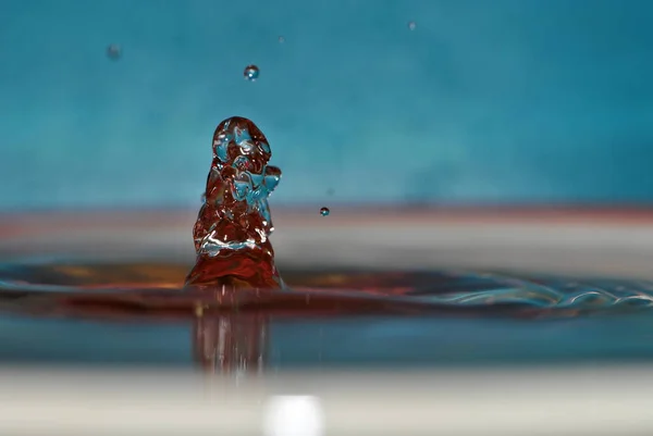 Waterdruppel Impact Het Wateroppervlak Maken Mooie Watervorm Waterdruppel Spatwateronttrekking Wazig — Stockfoto