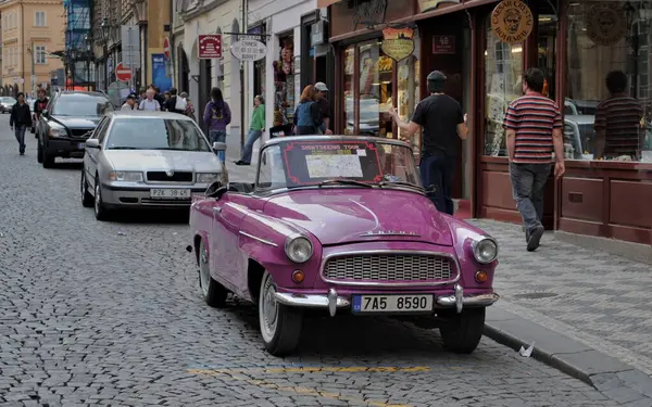 Legendás Cseh Öreg Skoda Felicia Roadster Prágai Belvárosban Városnéző Túrákra — Stock Fotó
