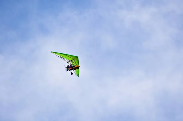 緑の電動ハンググライダーの男は彼の飛行を楽しんでいる — ストック写真