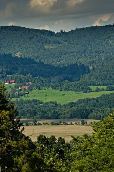 Çek Cumhuriyeti Kırsal Arazisi Zubri Kasabası Yakınlarındaki Tepelerde Çayırlar Tarlalar — Stok fotoğraf