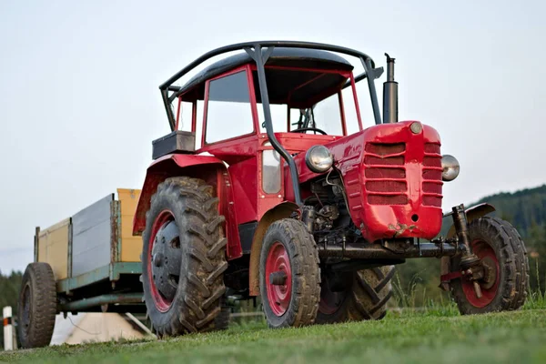 小さな村の農場のトレーラーが付いているヴィンテージ赤いチェコのトラクターZetor — ストック写真