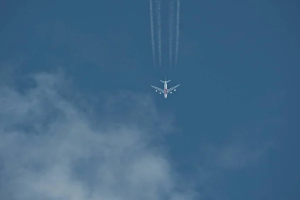 Avião Transporte Comercial Faz Traço Visível Linha Chemtrails Céu Azul — Fotografia de Stock