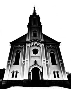 Kırsaldaki eski korkunç gotik katedral. Cadılar Bayramı düzenlenmiş ruh hali fotoğrafçılığı.