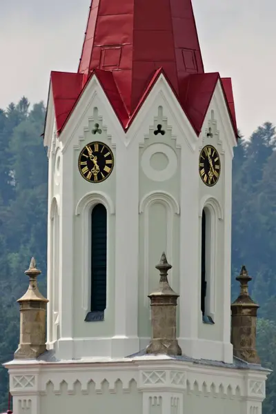 Παλιά Εκκλησία Πύργος Στην Ύπαιθρο Σκοτεινό Ρολόι Στις Πλευρές Παραδοσιακή — Φωτογραφία Αρχείου
