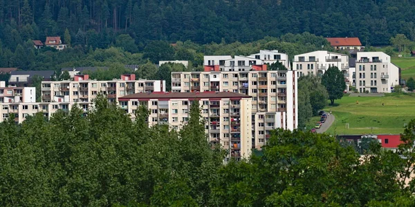 Yerleşim alanı ve Roznov kapsülü Radhostem 'deki apartman blokları. Çek Cumhuriyeti 'nde küçük bir kasaba.