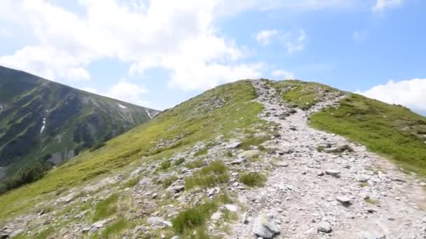 ブレストフ山から近い周辺の高山のピークを表示するツーベルベック ローチェ タトラ高山 スロバキア — ストック動画
