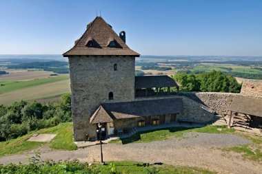 Stary Jicin Kalesi 'nin kalıntıları ve kalıntıları. Çek Cumhuriyeti birçok kale, saray ve harabelere sahip bir ülkedir..