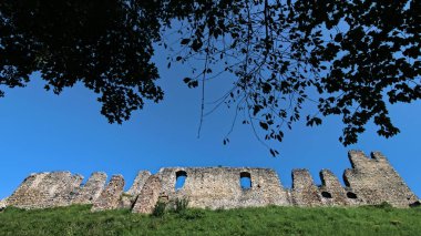 Stary Jicin Kalesi 'nin kalıntıları ve kalıntıları. Çek Cumhuriyeti birçok kale, saray ve harabelere sahip bir ülkedir..