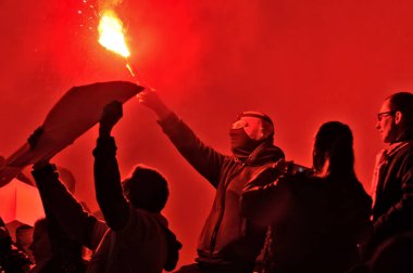 Futbol maçı Slavia Praha - Zbrojovka Brno. Slavia holiganları sis bombaları ve bayraklarla takımlarını destekliyorlar. Eden Stadyumu.