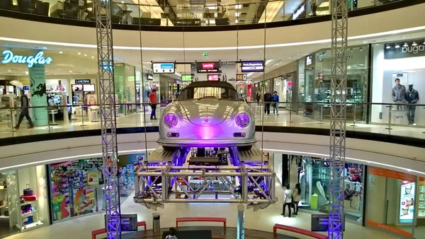 Efsanevi Porsche 356 Speedster Prag 'daki Arkady Pankrac alışveriş merkezinde sergileniyor.