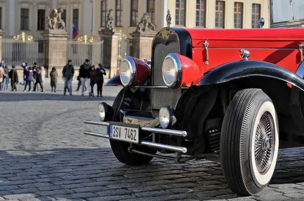 Mobil Klasik Untuk Wisata Sekitar Pusat Kota Bersejarah Praha Republik — Stok Foto