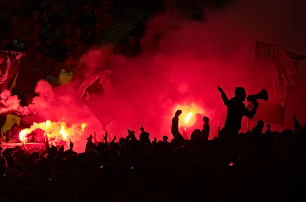 フットバルサッカーの試合 スラヴィア ハリヤ ズボロ カフロブルノ スラヴィアのフーリガンファンは煙の爆弾と旗で彼らのチームをサポートしています エデンスタジアム ストック画像