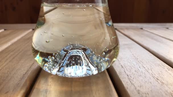透明ガラスに輝くスパークリングなレモネードのバブル 詳細を閉じる — ストック動画