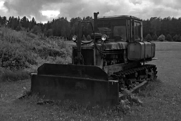 石灰农场的生锈的老式废弃挖掘机 — 图库照片