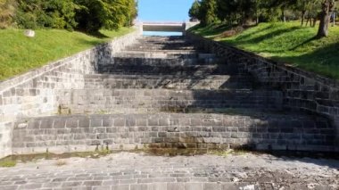 Bystricka rezervuar baraj çıkışı kuraklık döneminde. Yaz boyunca yağmurlu günler olmaz. Sonbaharın başında. Çek Cumhuriyeti.