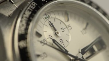 Vintage stop watch 'a yakın plan detaylı çekim. Mekanik otomatik kronograf. İkinci el çalışıyor..