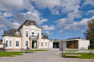  Çek Cumhuriyeti 'ndeki Roznov kapsülü Radhostem' deki halk kütüphanesinin yeniden inşası tamamlandı. Modern ve klasik mimarinin kombinasyonu. 