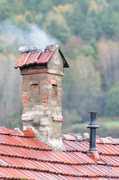 Kırsal kesimde siyah dumanla çökmüş eski bir baca. Kirli hava, küresel ısınma ve ekoloji kavramı. 