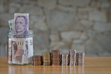 Para sikkeleri sütunlar ve banknotlar, Çek Kraliyet parası. Para, iş, ekonomi, enflasyon, tasarruf konsepti fotoğrafı. Metin yerleştirmek için boşluk kopyala.