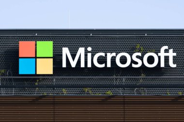Prag, Çek Cumhuriyeti - 11 Nisan 2024: Microsoft Genel Merkezi. Genel merkez binasının logosu..