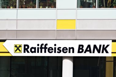 Prag, Çek Cumhuriyeti - 11 Nisan 2024: Raiffeisen Bank merkez ofisi. Karargâh binasının logosu. Para, finans ve banka sektörü kavramı.