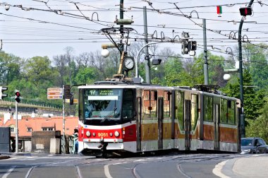Prag, Çek Cumhuriyeti - 12 Nisan 2024: Prag 'ın merkezinde kızıl tramvay. Çek Cumhuriyeti 'nin başkentinde toplu taşıma aracı.