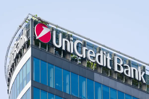 Praha Tsjekkia April 2024 Unicredit Bank Hovedkontor Logoskilt Hovedbygningen Penger – stockfoto