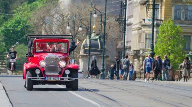 Prag, Çek Cumhuriyeti - 13 Nisan 2024: Çek Cumhuriyeti 'ndeki Prag tarihi şehir merkezi turları için klasik araba.